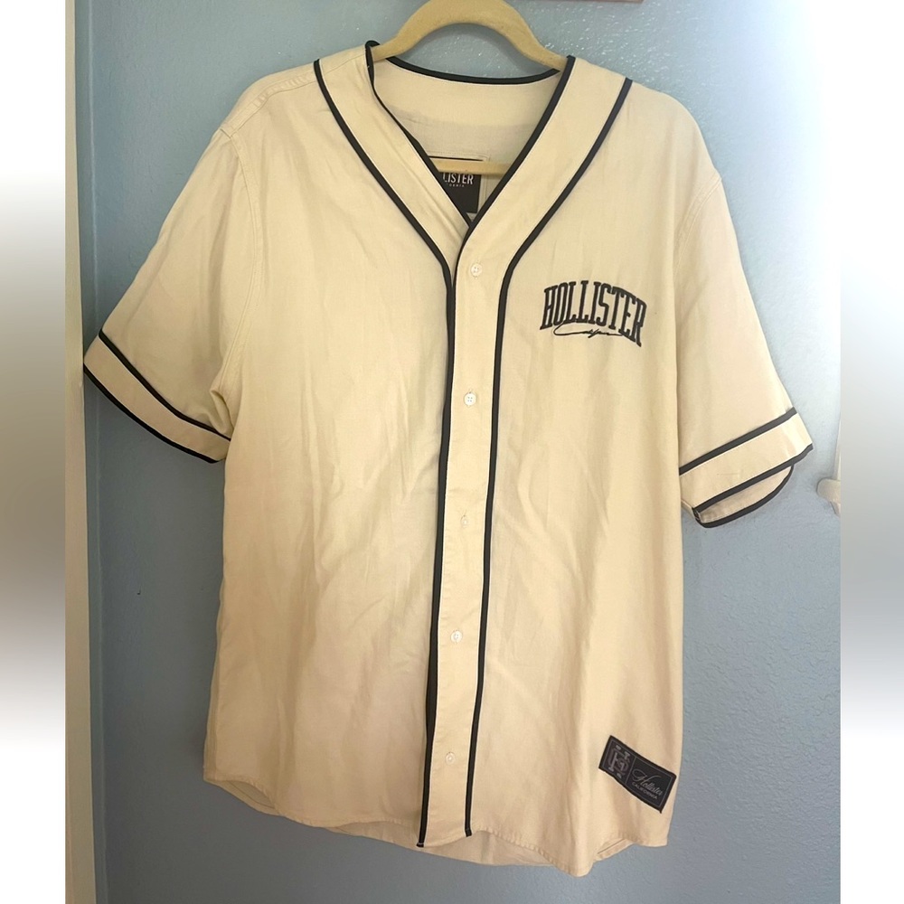 🔥🔥 Hollister baseball shirt with ebroidered logo.